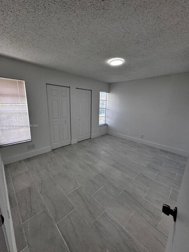 Building Photo - 9927 Twin Lakes Dr