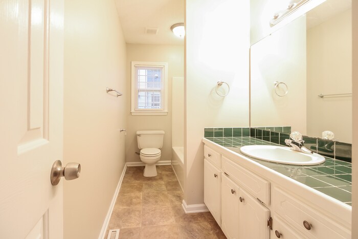 Building Photo - 704 Dunwoody Dr