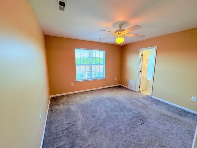 Building Photo - CENTRALLY LOCATED TOWNHOUSE - STAFFORD