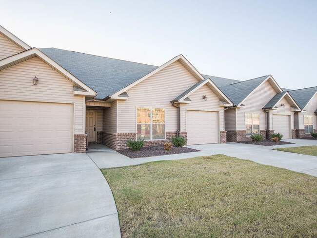 Building Photo - Privacy Fenced Yard!