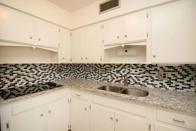 Building Photo - For Rent – Move-In Ready Gem with Modern U...