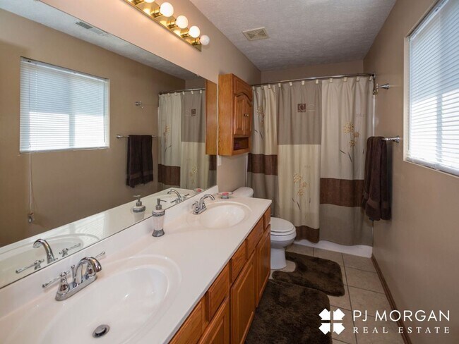 Building Photo - 4 bedroom, 3 bathroom - Available 9/15- Co...
