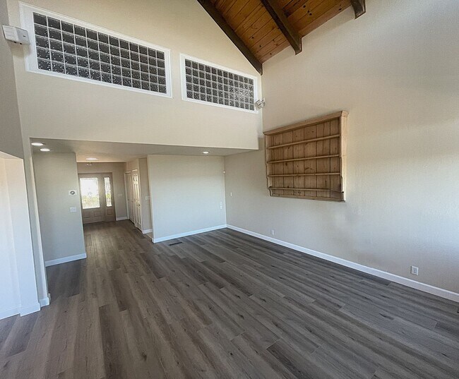 Building Photo - $5495 - Large Gorgeous 3/2 Tri-Level Home ...