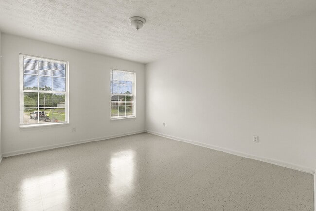 Building Photo - Charming Two Bedroom Townhome in South Louisville, Family-Friendly Neighborhood!