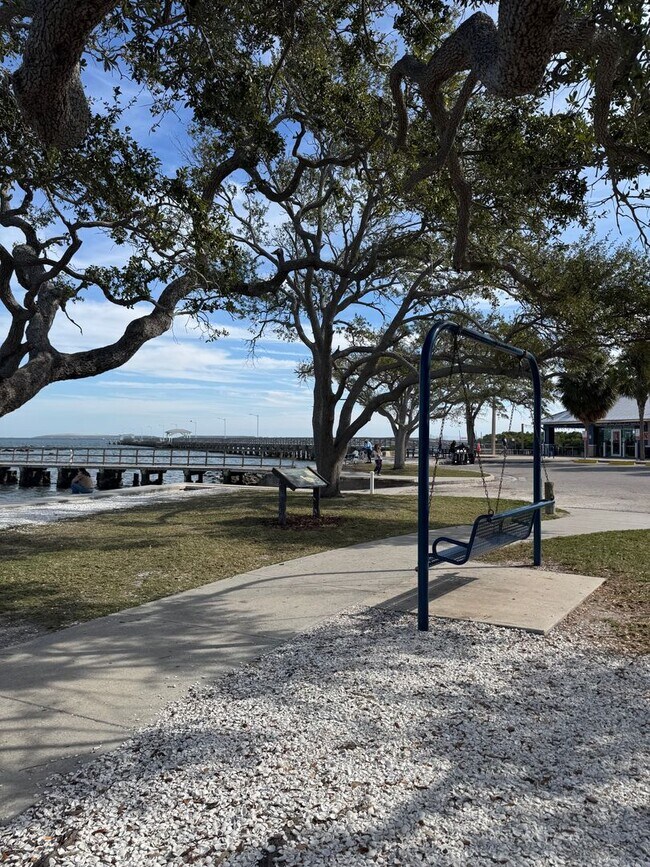 Building Photo - Bayshore Condo