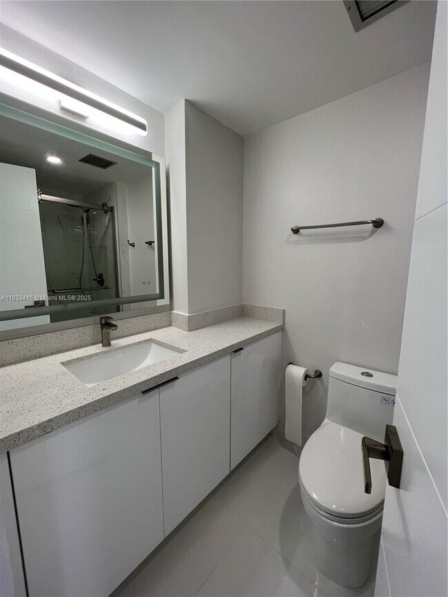 Building Photo - 4200 Hillcrest Dr