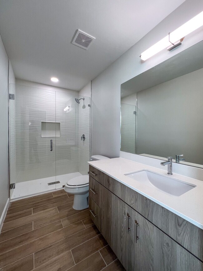 Building Photo - 1400 E Iris Ave