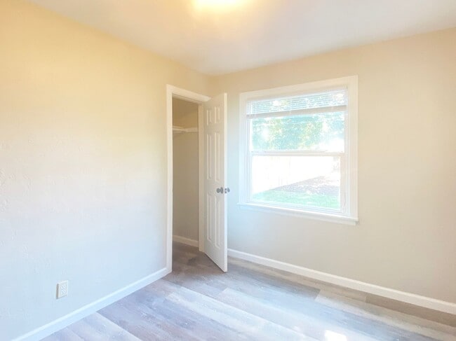 Building Photo - Remodeled 4-Plex Apartment - Attached Garage - Large Fenced Yard