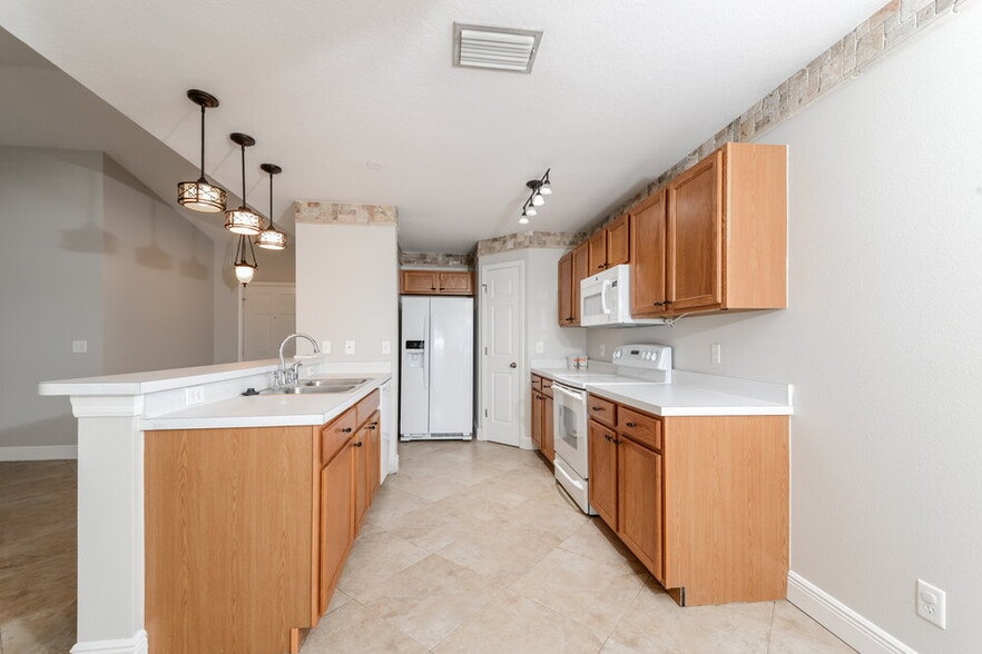 Building Photo - 12147 Warwick Cir