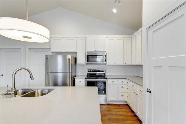 Building Photo - 400 Rose Dr