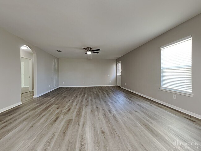 Building Photo - 6215 Baywood Cres