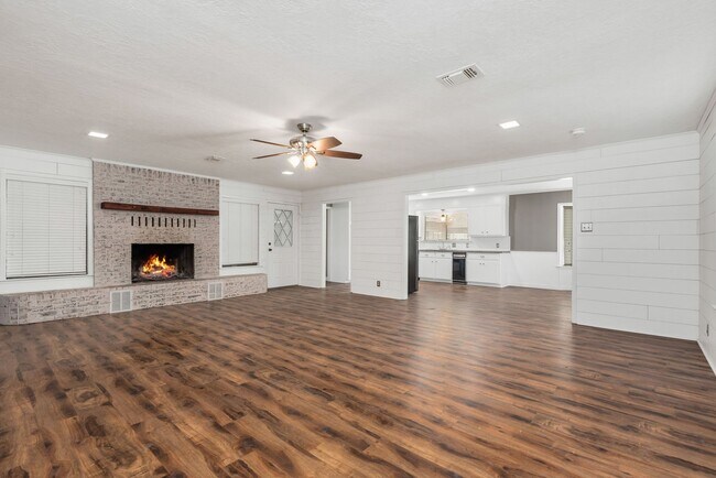 Building Photo - Extensively renovated 4bed,2bath farmhouse on 17 acres!!