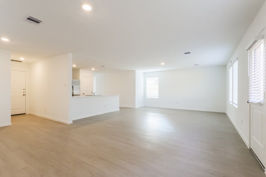 Building Photo - 325 Woodland Hills Dr