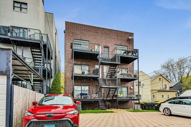 Building Photo - 1441 W Augusta Blvd