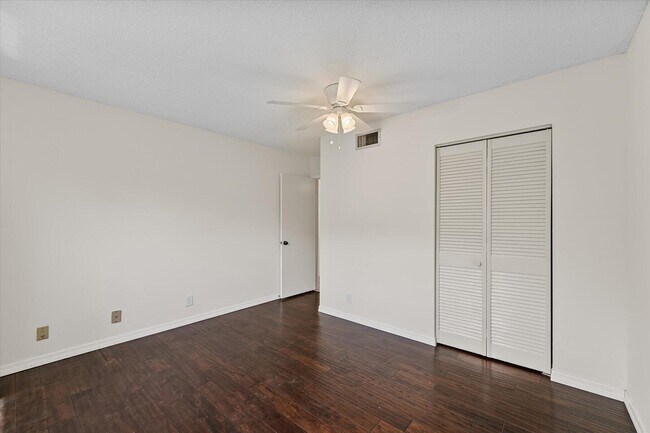 Building Photo - 719 Lori Dr