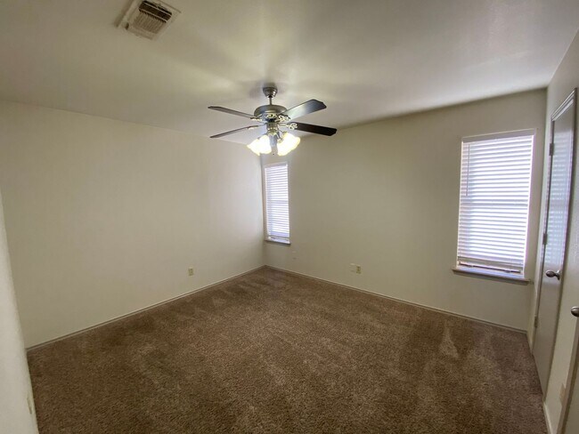 Building Photo - Duplex Convenient to South Loop 289