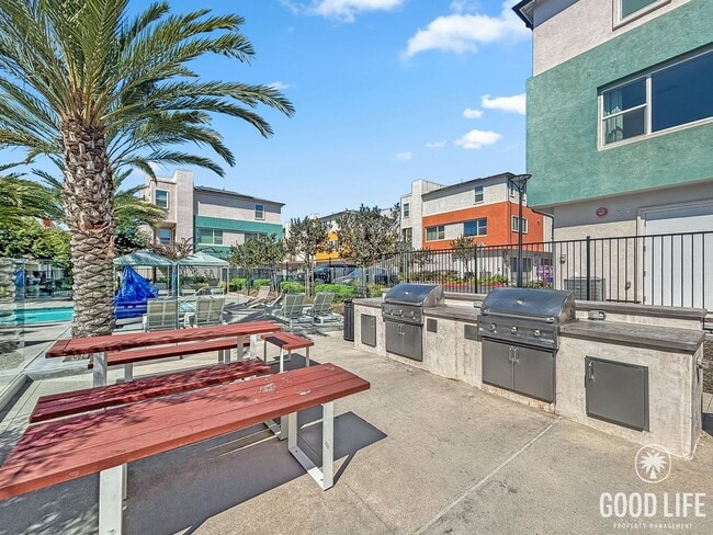 Building Photo - Beautiful 4BD/4BA Townhouse in Otay Ranch ...