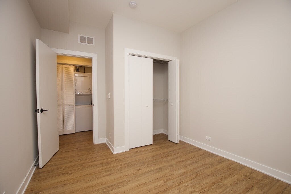 Building Photo - 661 W Wrightwood Ave