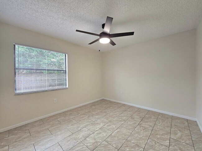 Building Photo - [1736-1738] Fern Rd E