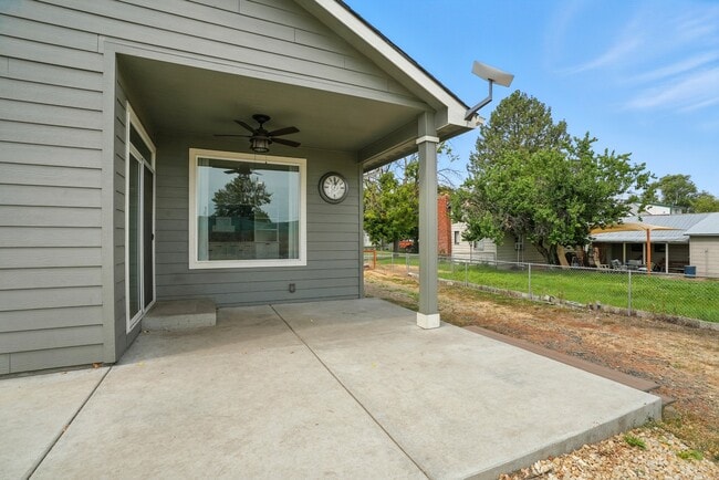 Building Photo - 3008 N Marguerite Rd