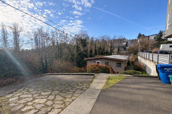 Building Photo - 3bd/3ba Seattle Home