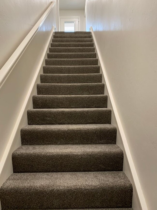 Building Photo - 3 bedroom, 2.5 bathroom, 2 car garage Gated Neighborhood