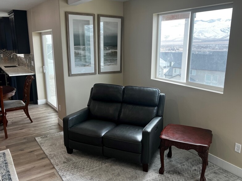 Sitting area by front door - 1813 W Olympus Dr