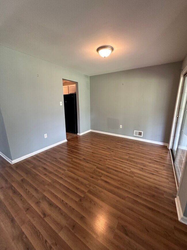 Building Photo - Nice 2 bedroom townhome with a view!