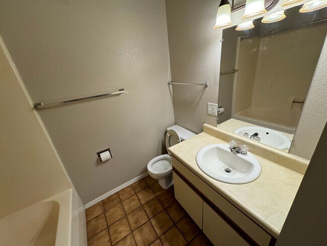 Building Photo - Updated 2 bedroom one bath Apartment in Oz...