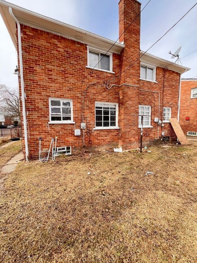 Building Photo - Charming 2-Bedroom Duplex Home / Pet-Frien...