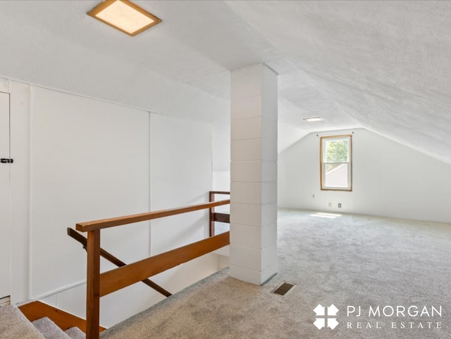 Building Photo - 3 bedroom , 2 bathroom House - Recently Up...