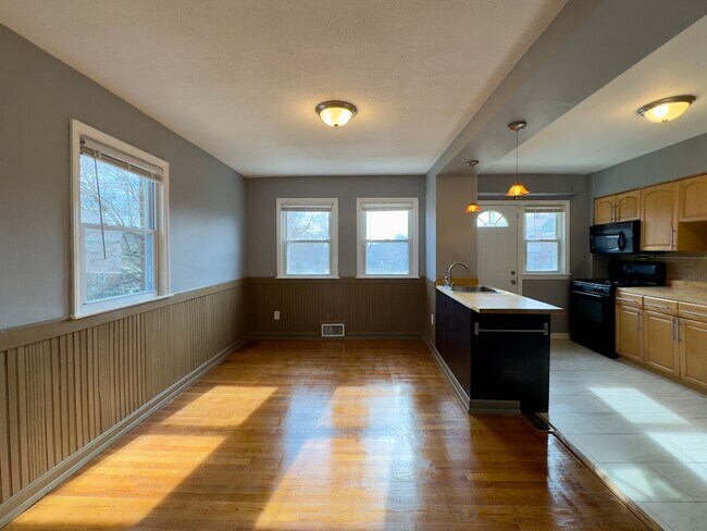 Building Photo - Spacious 4-Bedroom Townhome with Modern Am...