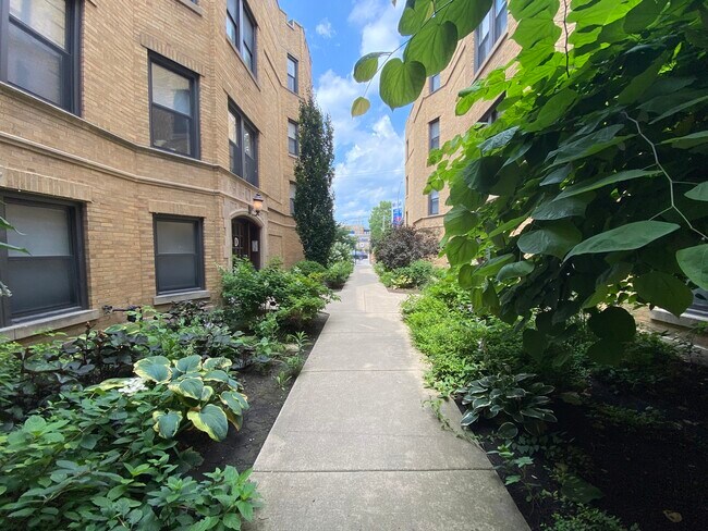 Building Photo - 2803 W Lawrence Ave
