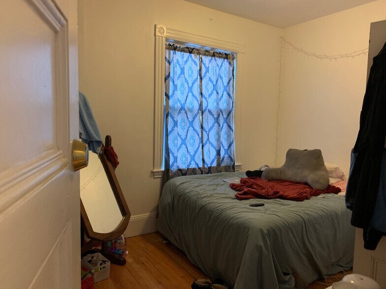 Building Photo - 16 Falkland St