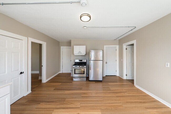 Building Photo - 50 Common St