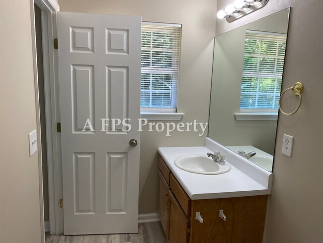 Building Photo - 184 Pine St SW