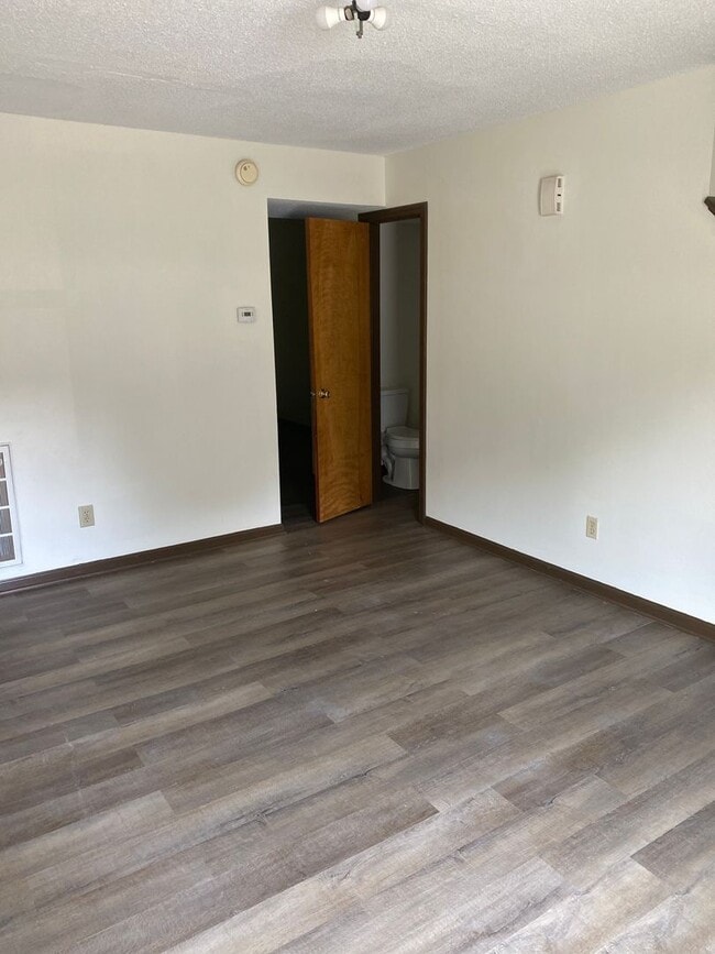 Building Photo - Newly Upgraded Townhouse