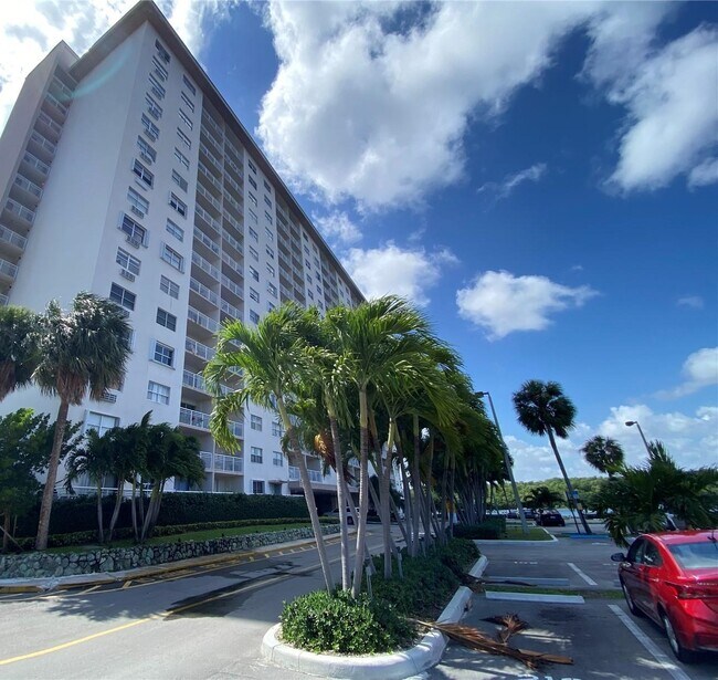 Building Photo - 400 Kings Point Dr