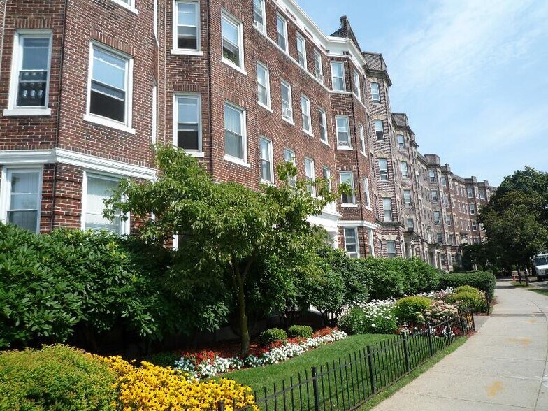 Building Photo - 151 Park Dr