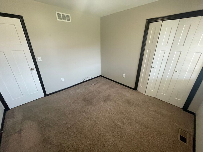 Building Photo - 2022/26 E Village Estates Dr