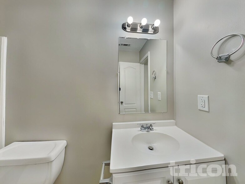 Building Photo - 1016 Forest Glen