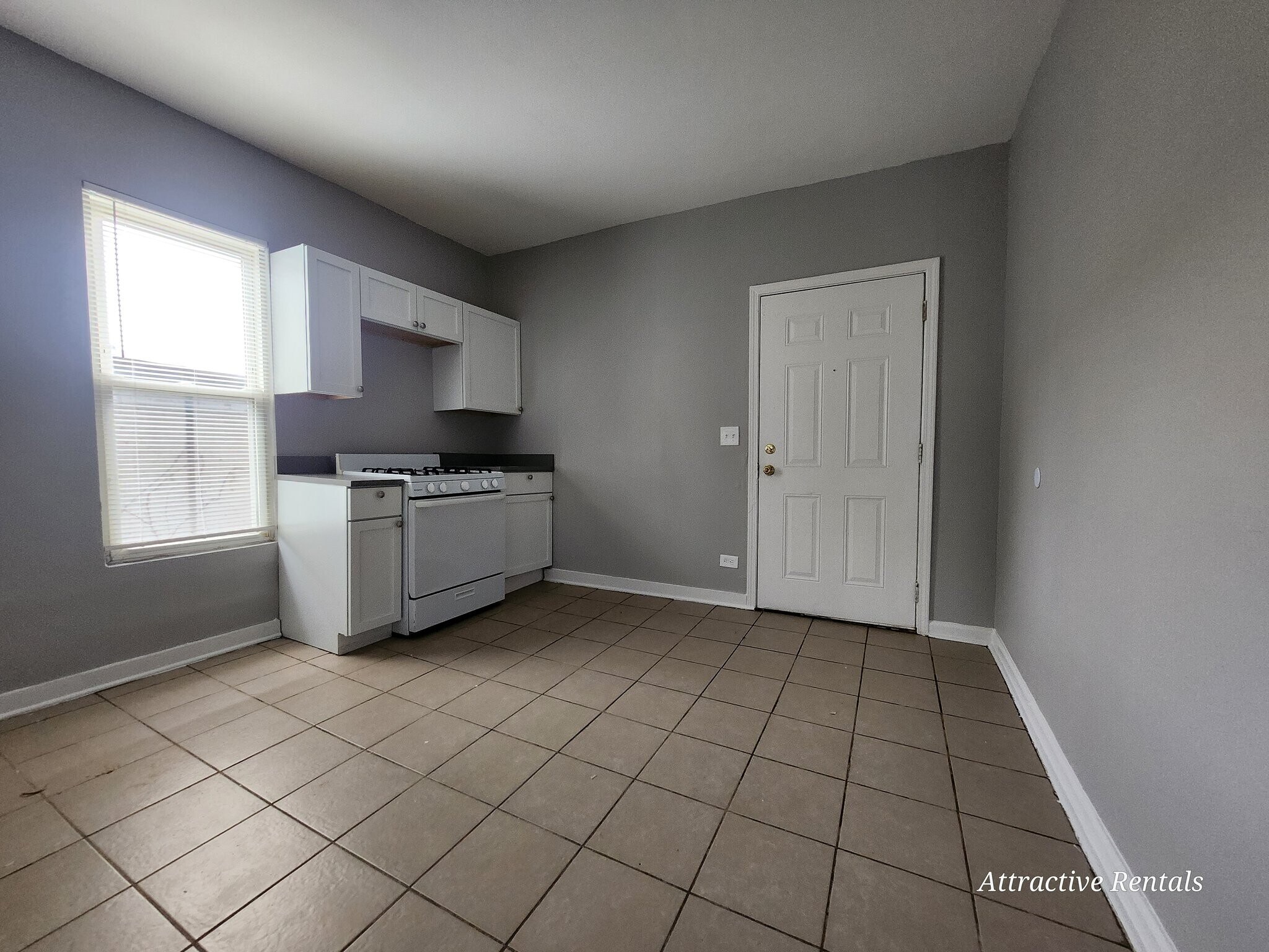 Building Photo - 707 E 92nd Pl