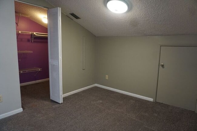 Building Photo - 2 Bedroom Townhome near NAS