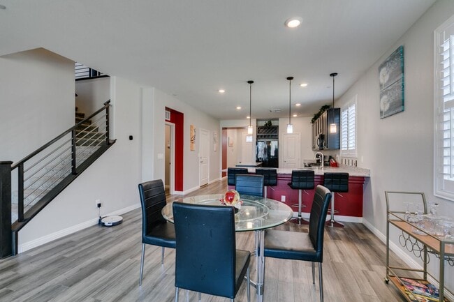 Building Photo - Furnished 5-Bedroom Home with Two Primary Suites