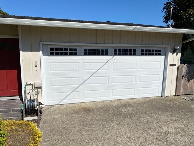 Building Photo - Beautiful Pacific Grove Home