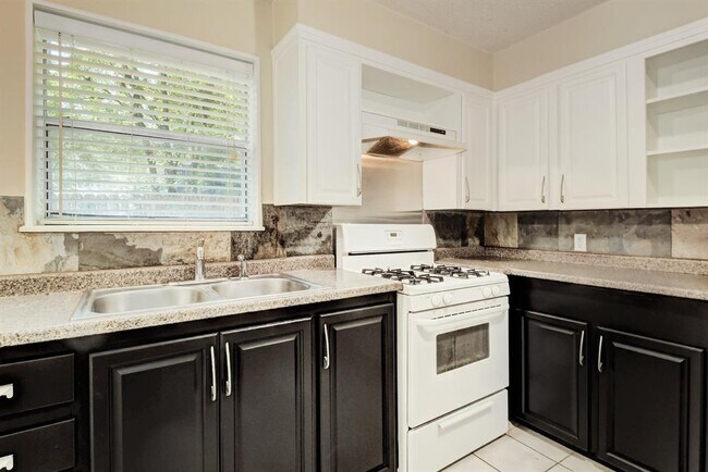 Building Photo - 1704 E M. Franklin Ave