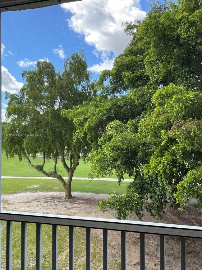 Building Photo - 250 Jacaranda Dr