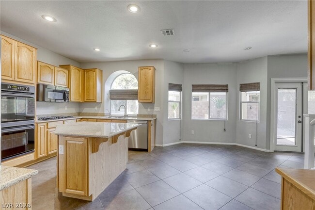 Building Photo - 756 Ezzat St