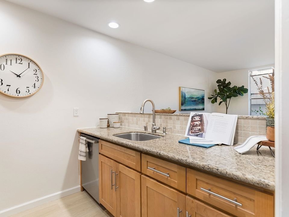 Building Photo - 811 York St