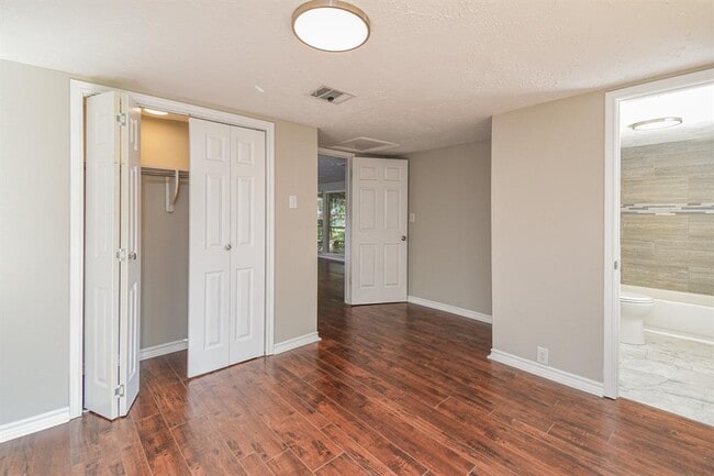 Building Photo - 507 Sioux River Rd